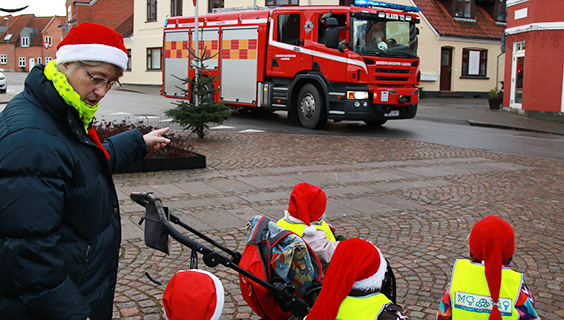 Julemanden på vej i den røde brandbil.